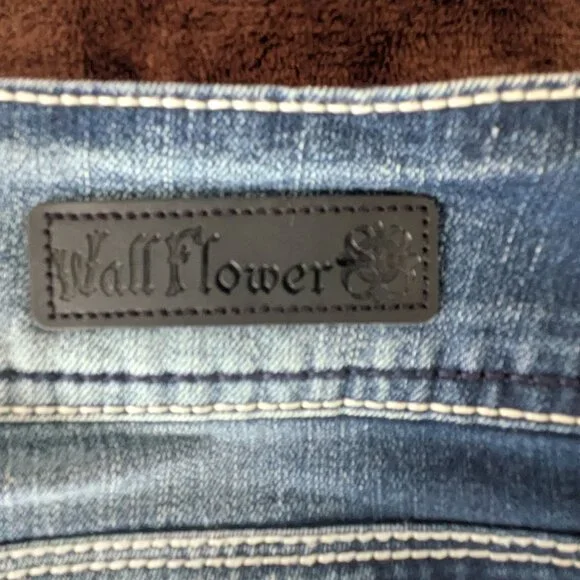Wallflower Embellished Blue Jean Capri Size 7 - NWOT - Picture 5 of 13